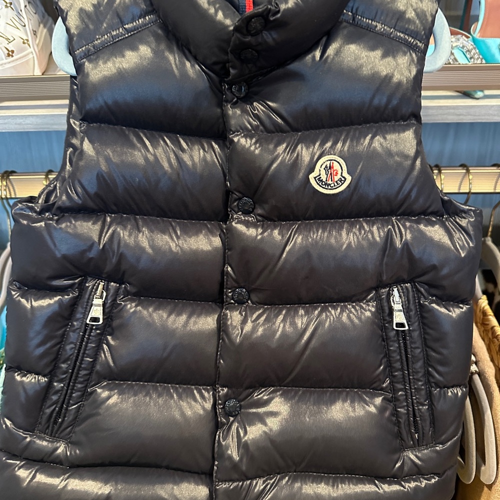 Moncler boys Navy Puffer Jacket with Red Accent size 5 - Picture 2 of 6